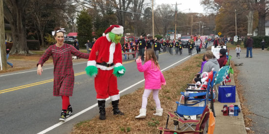 The Grinch meets a fan on Main Street in 2016